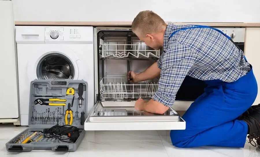 Kiraz Hotpoint servisi teknisyen ekibi beyaz eşya tamiri yaparken